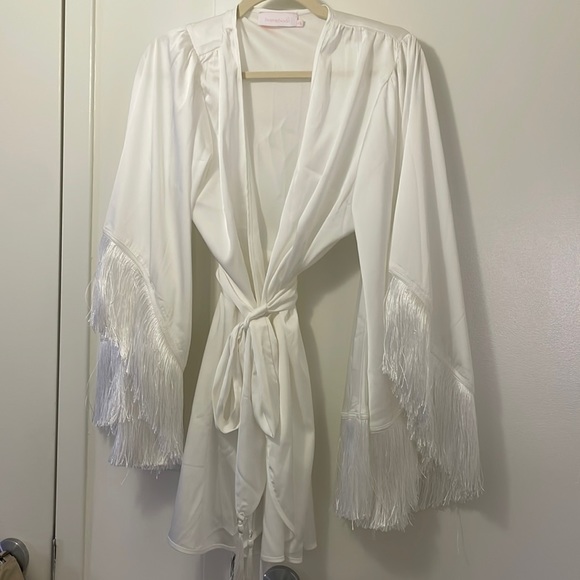 Elegant White Fringe Robe - Picture 1 of 3